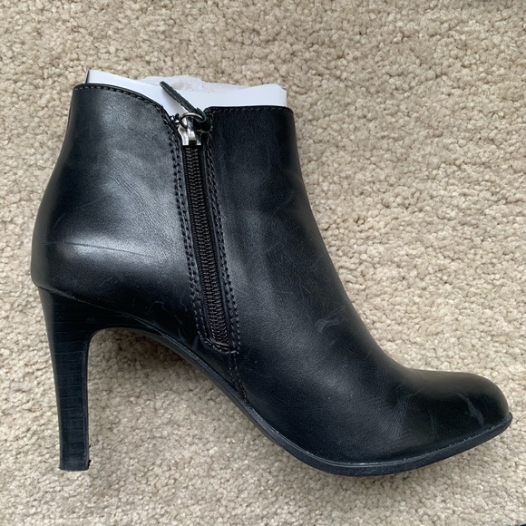 Tommy Hilfiger black leather booties, size 6M - Picture 4 of 8